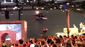 Pengunjung juga bisa merasakan meluncur menggunakan zipline glider. Foto: Andrew Hoyle/CNET