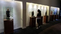 Pengunjung melihat wayang yang dipamerkan.