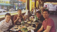  Diner with idol idol, tulis Fajar saat tengah makan sajian Korea bersama Hardianto, Markus Gideon, dan Hendra Setiwan di salah satu restoran wilayah Seoul, Korea Selatan. Foto: Instagram fjralf95