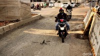 Jalan Panglima Polim yang sedang semrawut akibat proyek LRT dan jalur pedestarian membuat wilayah ini semakin berdebu.
