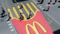McDonalds juga tak kalah kreatif. Area zebra cross dicat dengan gambar french fries. Asal tak mengubah fungsi dan mendapat izin tampaknya sah saja menerapkan iklan seperti ini. Foto: Istimewa