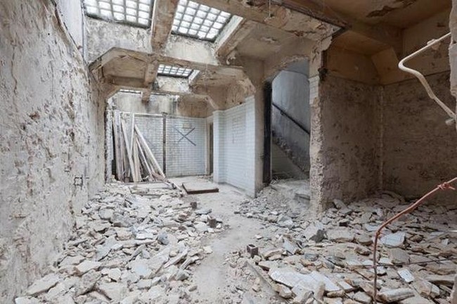 Reruntuhan bekas toilet umum di sebuah restoran ini sangat buruk kondisinya. Hampir mustahil untuk dipakai lagi ataupun direnovasi. Foto: Dok. Apartment Therapy, Dok. Genmice