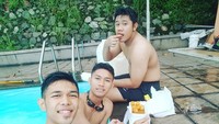 Weekend pun di asrama karena tanggal tua, tulisnya saat tengah melahap beberapa jajanan di kolam renang Pelatnas PBSI Cipayung. Kira-kira begini nih keseharian atlet di asrama. Hihi Foto: Instagram fjralf95
