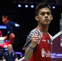 Sosok pebulutangkis muda ini menjadi buah bibir ketika dia mengikuti Badminton Asia Team Championship 2018. Atlet kelahiran 11 Agustus 1997 ini termasuk dalam deretan pemain bulutangkis yang memegang raket dengan tangan kiri alias kidal. Saat ini dia berada di peringkat 73 dunia. Foto: Dok. PBDJARUM.ORG