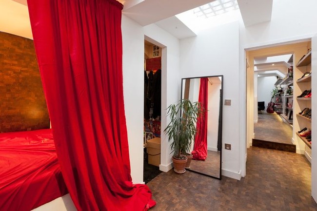 Masterpiece dari pengerjaan proyek ini adalah kamar tidur utamanya. Hasilnya sangat cantik dedngan lantai kayu, cermin besar dan walk-in closet. Foto: Dok. Apartment Therapy, Dok. Genmice