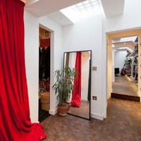 Masterpiece dari pengerjaan proyek ini adalah kamar tidur utamanya. Hasilnya sangat cantik dedngan lantai kayu, cermin besar dan walk-in closet. Foto: Dok. Apartment Therapy, Dok. Genmice