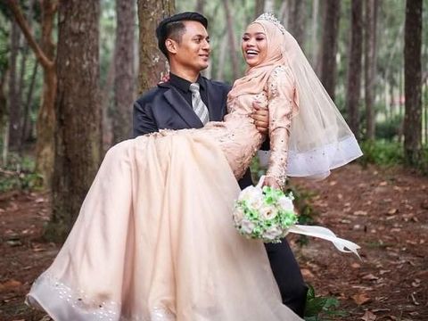 Gara-gara Balas 'Guru Tampan' di Instastory, Wanita Ini Dinikahi Gurunya