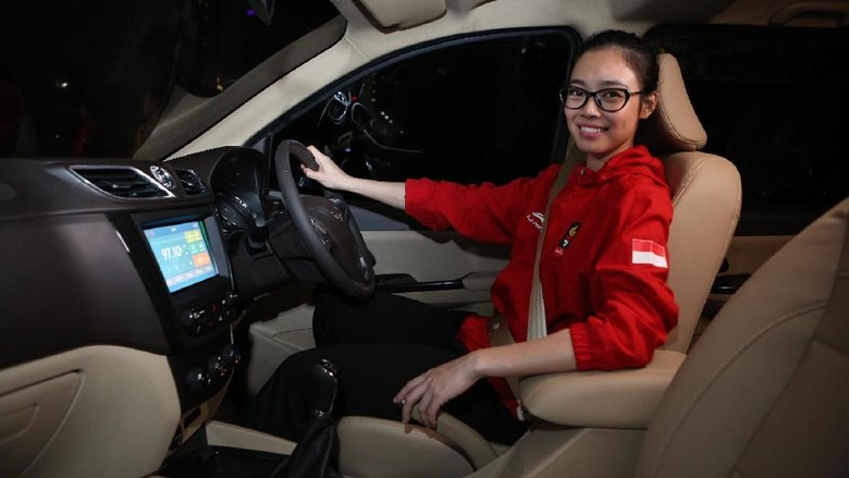 Lindswell Kwok dan mobil hadiahnya Foto: Dok. Wuling Motors Indonesia Lindswell Kwok dan mobil hadiahnya Foto: Dok. Wuling Motors Indonesia