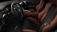 Di dalam kabin, pilihan warna Acura NSX juga semakin diperkaya dengan tambahan opsional kursi berbahan semi-leather dengan nuansa Indigo Blue dan material dari Alcantara™. Sedangkan untuk pilihan kursi full-leather (non-Alcantara) juga tersedia dalam pilihan warna Red dan Ebony. Power Sport Seat yang sebelumnya menjadi fitur opsional seharga $1.500, kini menjadi perlengkapan standar di Acura NSX terbaru. Kursi sport yang ringan dan dapat diatur secara manual ini dibungkus dengan bahan kulit Black Milano dan Alcantara. Istimewa/Dok. Honda.