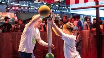 Taman bermain ini juga dihiasi dengan dekorasi yang mengambil referensi dari game tenar tersebut. Foto: Andrew Hoyle/CNET