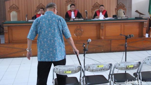 Mantan Bupati Bandung Barat Jalani Sidang Perdana Kasus Suap