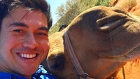 Liburan ke Australia, Henry memilih Taman Nasional Uluru sebagai destinasi. Tak lupa juga berfoto bersama unta. (henrygolding/Instagram)