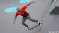 Sejumlah atlet skateboard dari berbagai negara berlatih di venue Roller Skate, Jakabaring Sport City, Palembang, Senin (27/8/2018).