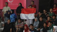 Bendera Merah Putih dibentangkan saat atlet pencak silat beregu putra sukses meraih emas.