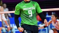 Aprilia Manganang dari cabor voli putri Indonesia jadi perhatian karena tubuhnya yang berotot. Tangguh di lapangan, Aprilia justru sering senyum saat liburan.
