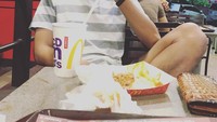 Duh, ternyata atlet yang lahir pada 7 Maret 1995 itu menyukai junk food. Begini gayanya saat melahap ayam goreng milik salah satu jaringan fast food populer. Ada ada aja, ya! Foto: Instagram fjralf95