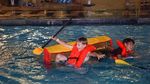 Foto: Balapan Pakai Perahu Kardus yang Bikin Heboh