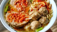 @baksoclubid merekomendasikan bakso mercon buatan Pak Roso di Salemba, Jakarta Pusat. Bakso ini berisi potongan daging cincang dan cabai rawit yang pedas menggoda! Foto: Instagram