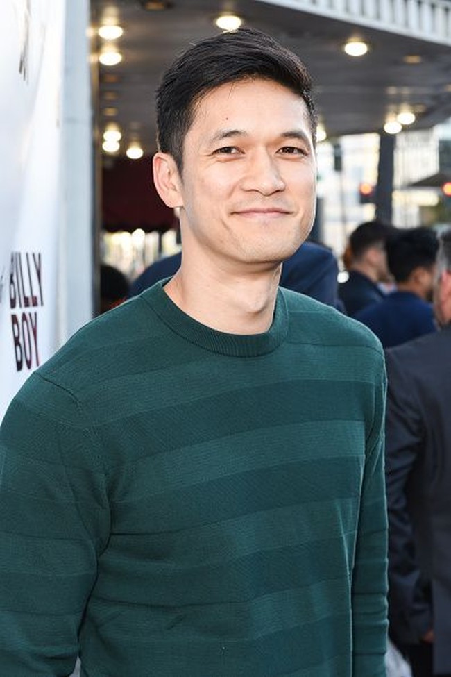 Beberapa waktu lalu Harry Shum Jr (36 tahun) masih bermain sebagai anak SMA dalam serial Glee. Tak sangka, usianya sudah menginjak 36 tahun ini. Foto: Getty Images