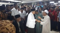 Saat bertemu para pendukungnya, Maruf Amin sempat menyalami para pendukungnya. (Foto: Faiq Hidayat - detikcom)