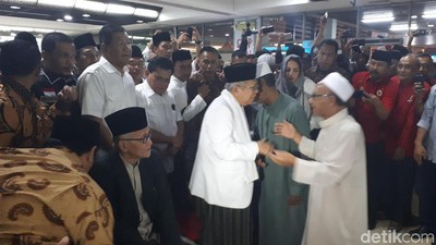 Potret Penyambutan Kiai Maruf Pulang dari Tanah Suci
