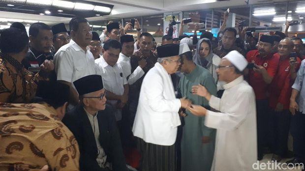 Tiba di Tanah Air Usai Ibadah Haji, Ma'ruf Amin Disambut Pendukung