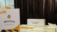 Bronpis dikemas dalam kotak sederhana bernuansa putih dan kuning. Uniknya kemasan tersebut bertuliskan Bukan kue artis. Ini bronpis Foto: dok. detikFood