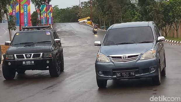 Mobil berstiker Asian Games 2018 dan tidak.