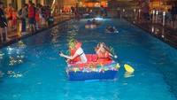 Setiap tahunnya, Cardboard Yacht Regatta diadakan di kolam renang Annenberg Community Beach House, Santa Monica, California, AS (Annenberg Community Beach House/Facebook)