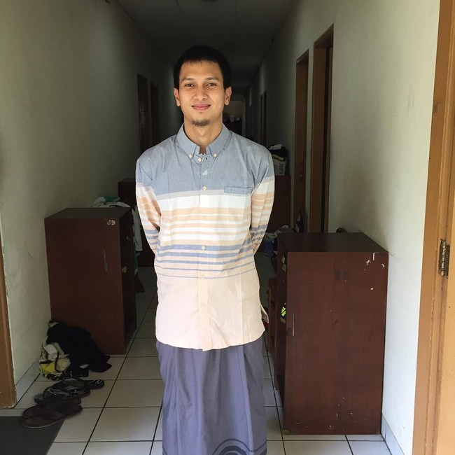 Inilah Mohammad Ahsan, pemain bulutangkis yang dijuluki atlet syariah karena menutup auratnya saat bertanding. Penampilannya saat tidak bertanding, sama memesonanya. Gayanya memakai baju koko dan sarung ini membuatnya disebut bak Fedi Nuril dalam film Ayat-ayat Cinta. Tentu saja Ahsan bukan hanya tampan. Dia juga memiliki sederet prestasi bersama pasangannya Hendra Setiawan, di antaranya juara Singapura Open 2018, medali emas Asian Games 2014, juara dunia pada 2013 dan 2015 dan juara All England 2014. Foto: Dok. Instagram