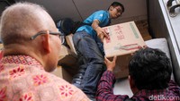 Pekerja menata bantuan yang akan dikirimkan.