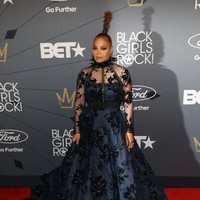 Sempat vakum dari ingar-bingar industri musik dunia, Janet Jackson kembali menunjukkan batang hidungnya belakangan ini. Menghadiri Black Girls Rock Awards 2018 di New Jersey, AS, Minggu (26/8/2018), Janet sukses mencuri atensi dengan gaya gotiknya yang eksentrik. (Foto: Manny Carabel/Getty Images)
