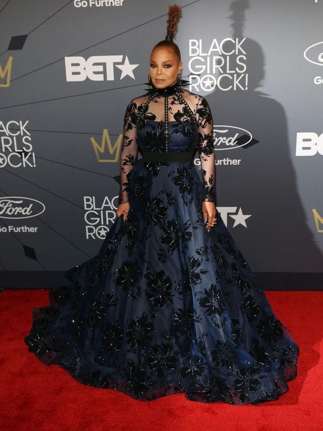 Sempat vakum dari ingar-bingar industri musik dunia, Janet Jackson kembali menunjukkan batang hidungnya belakangan ini. Menghadiri Black Girls Rock Awards 2018 di New Jersey, AS, Minggu (26/8/2018), Janet sukses mencuri atensi dengan gaya gotiknya yang eksentrik. (Foto: Manny Carabel/Getty Images)
