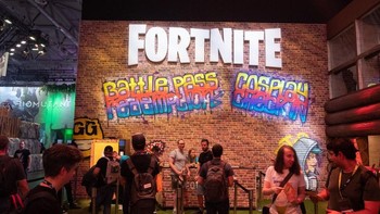  Ada juga tempat khusus untuk cosplayer yang ingin berfoto dengan latar belakang ala Fortnite. Foto: Andrew Hoyle/CNET