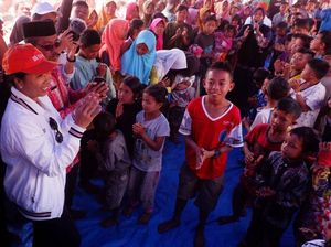 Menteri BUMN Hibur Anak-anak Korban Gempa Lombok