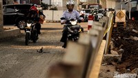 Sangat terlihat di tengah jalan, kabel tersebut tampak dibiarkan begitu saja tanpa ditutupi.