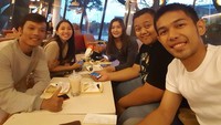Kali ini Fajar nongrong bareng teman-temannya. Restoran yang menyedikaan buble tea jadi pilihan mereka kala itu. Foto: Instagram fjralf95