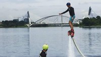 Bukan Henry Golding kalau tak suka dengan olahraga ekstrem. Ini gaya Henry saat mencoba Fly Boarding di Malaysia. (henrygolding/Instagram)