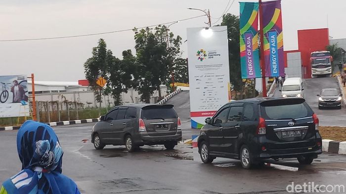 Mobil-mobil pribadi tanpa stiker khusus Asian Games 2018 di kompleks Jakabaring. (Foto: Yanu Arifin/detikSport) Mobil-mobil pribadi tanpa stiker khusus Asian Games 2018 di kompleks Jakabaring. (Foto: Yanu Arifin/detikSport)