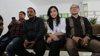 Yeslin terlihat bersemangat hadir di acara sidang perdana perceraiannya dengan Delon Thamrin. Pool/Ismail/detikFoto.