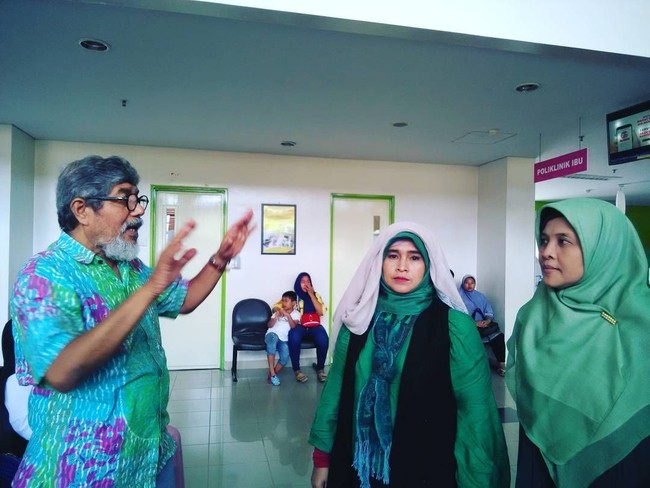 Kejadian serupa juga terjadi di Pekanbaru pada Rabu (25/08/2019), tepatnya di gerbang Bandara Sultan Syarif Kasim (SSK) II. Ratusan orang memblokir akses jalan di luar bandara. Foto: Instagram/Nenowarismannew