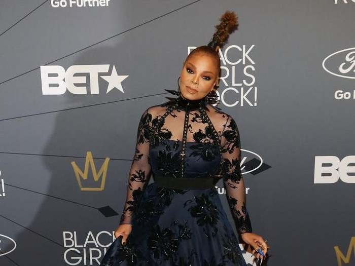 Gaya Rambut Janet Jackson NEWARK, NJ - AUGUST 26: Janet Jackson attends the Black Girls Rock! 2018 Red Carpet at New Jersey Performing Arts Center on August 26, 2018 in Newark, New Jersey. (Photo by Manny Carabel/Getty Images)