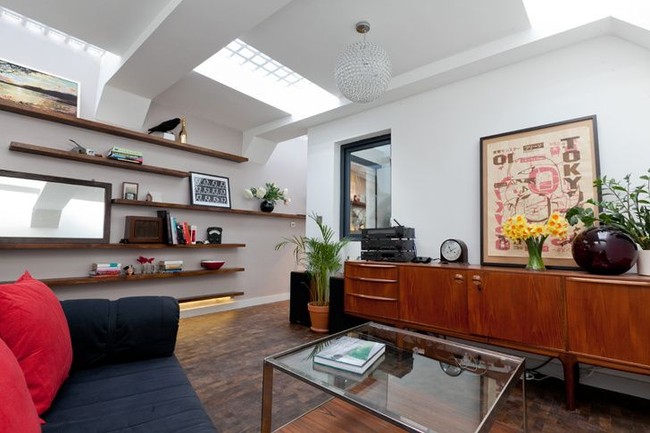 Toilet umum ini dibangun pada 1929 dan terakhir kali digunakan di 1980. Saat Laura menyambangi, toilet yang berada di London ini penuh sampah dan bekas reruntuhan. Maka dimulailah perjalanan Laura mentransformasi toilet jadi bangunan ciamik. Foto: Dok. Apartment Therapy, Dok. Genmice