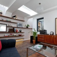 Toilet umum ini dibangun pada 1929 dan terakhir kali digunakan di 1980. Saat Laura menyambangi, toilet yang berada di London ini penuh sampah dan bekas reruntuhan. Maka dimulailah perjalanan Laura mentransformasi toilet jadi bangunan ciamik. Foto: Dok. Apartment Therapy, Dok. Genmice