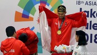 Ketua INASGOC Erick Thohir mengalungkan medali emas kepada Yola/Hendy.