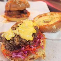 Ke Singapura? Jangan Lupa Cicipi 9 Burger Lezat dan Juicy Ini