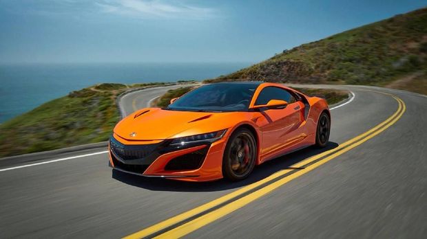 Honda melakukan penyegaran pada mobil super Honda NSX. Mobil yang juga disebut sebagai Acura NSX di Amerika itu kini lebih keren dengan warna mencolok oranye.