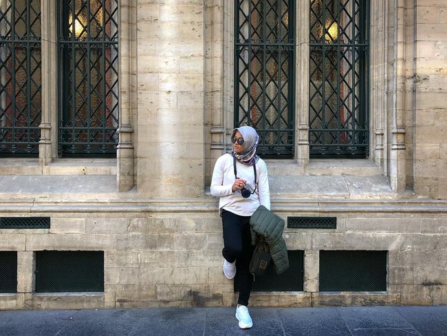 Saat berlibur, ia tampil kasual dengan memakai kaos dan celana pensil. Tampaknya, atlet ini lebih senang bergaya boyish seperti memakai sepatu sneakers. Foto: Instagram/Arumdara