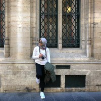 Saat berlibur, ia tampil kasual dengan memakai kaos dan celana pensil. Tampaknya, atlet ini lebih senang bergaya boyish seperti memakai sepatu sneakers. Foto: Instagram/Arumdara