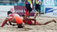 Tim voli pantai Indonesia berusaha mengembalikan bola.